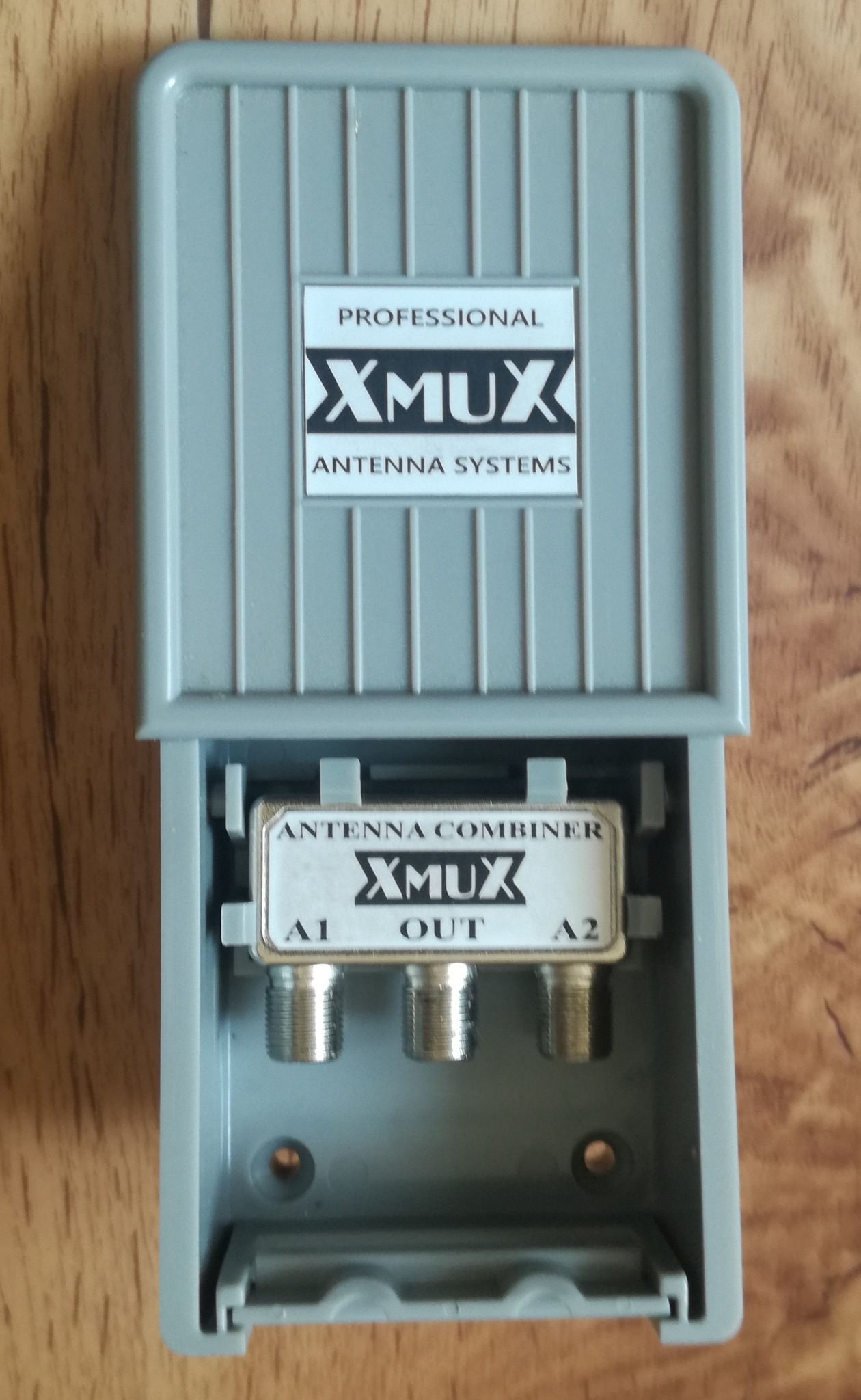 XmuX antenna combiner